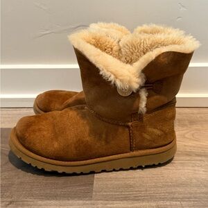 Ugg Bailey Button - Size 6